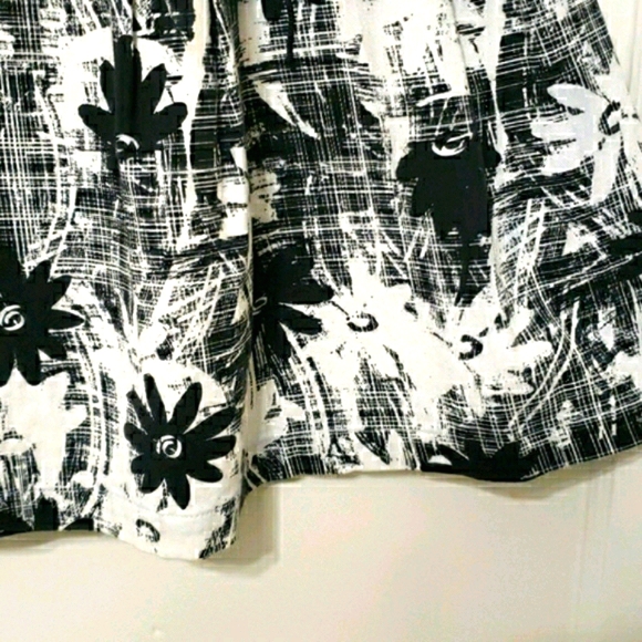 St. John Sport pleated/flared/skater skirt 2 or P - Picture 2 of 8